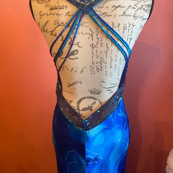 Gown - Picture 4 of 8